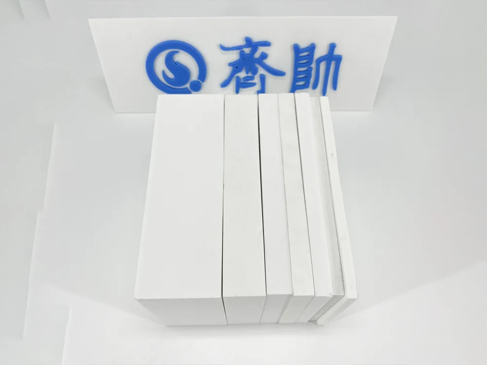 Какой материал представляет собой глиноземную керамическую пластину?